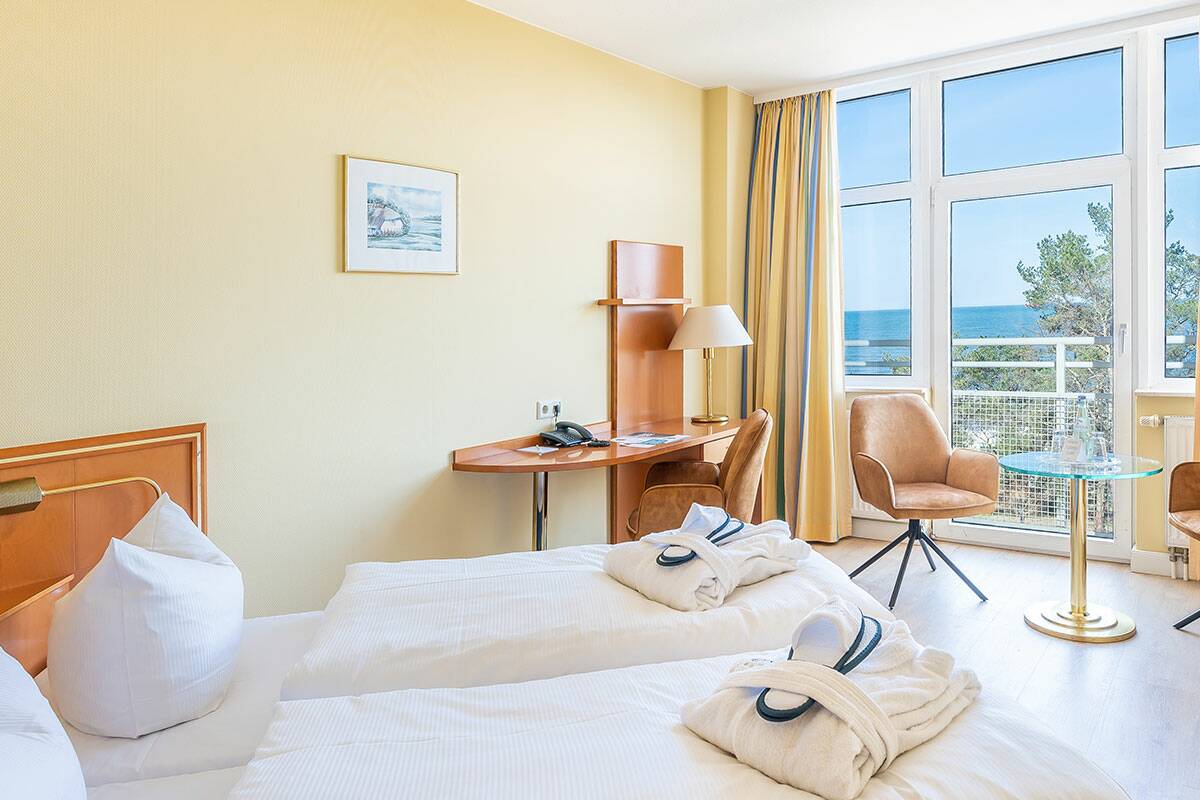 Unsere 25 qm großen Doppelzimmer Meerseite überzeugen mit atemberaubenden Blick auf die Rügener Ostsee.