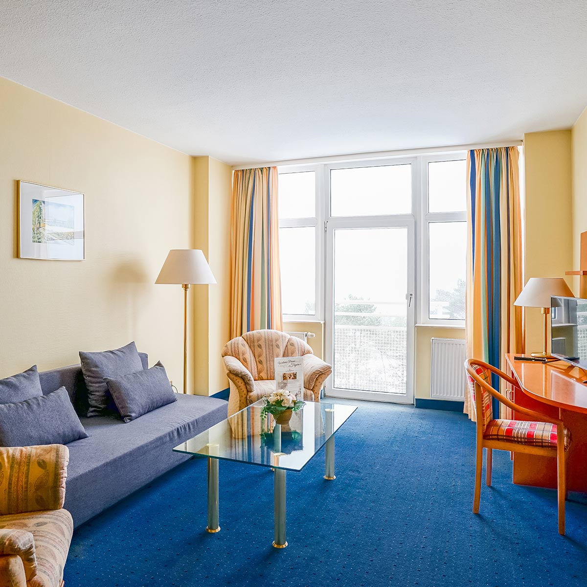 Die Suite Meerseite unseres Arkona Strandhotels auf Rügen wartet mit einem faszinierenden Blick auf die Ostsee auf.